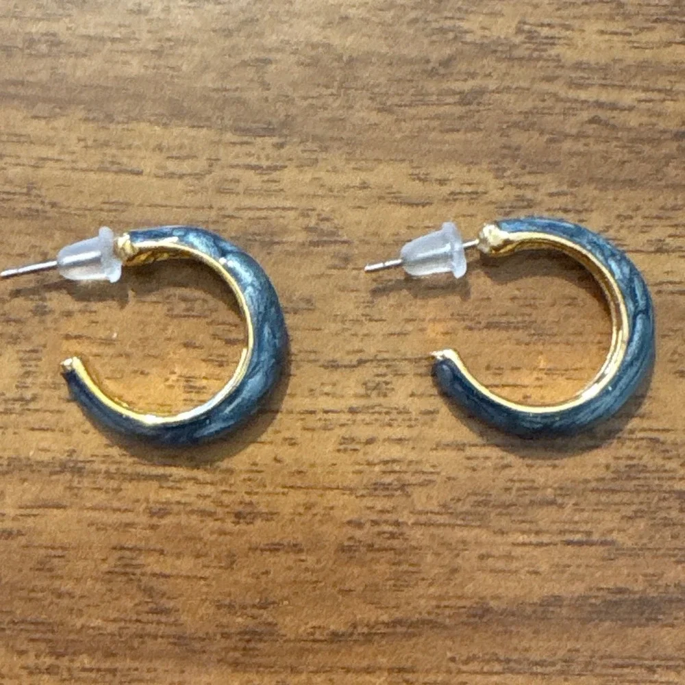 1990s Blue Marbled Enamel Gold Tone C-Hoop Earrings Post Back 0.75‎ Inch